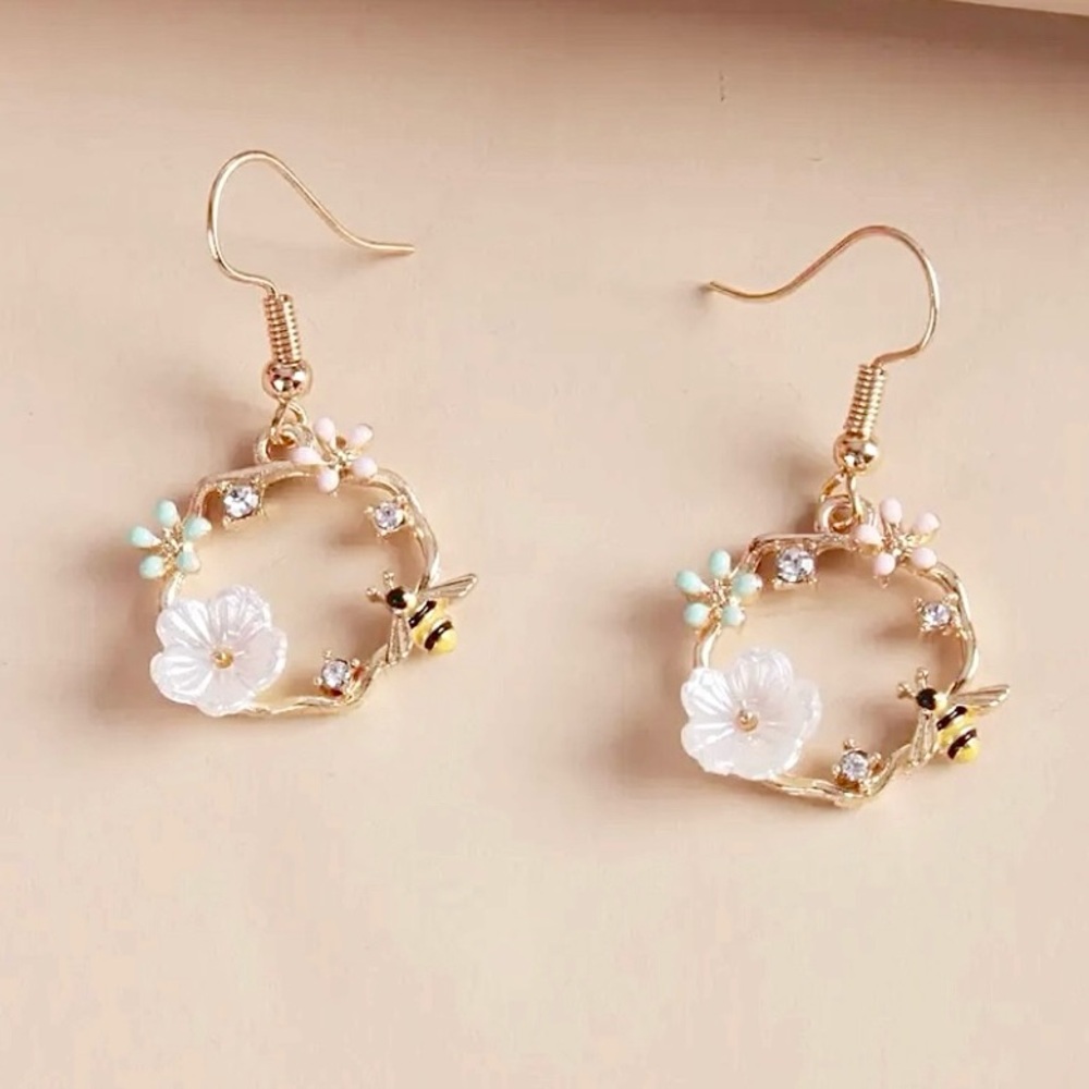 NEW Bee & Flower whimsical dangle Earrings - Boutique